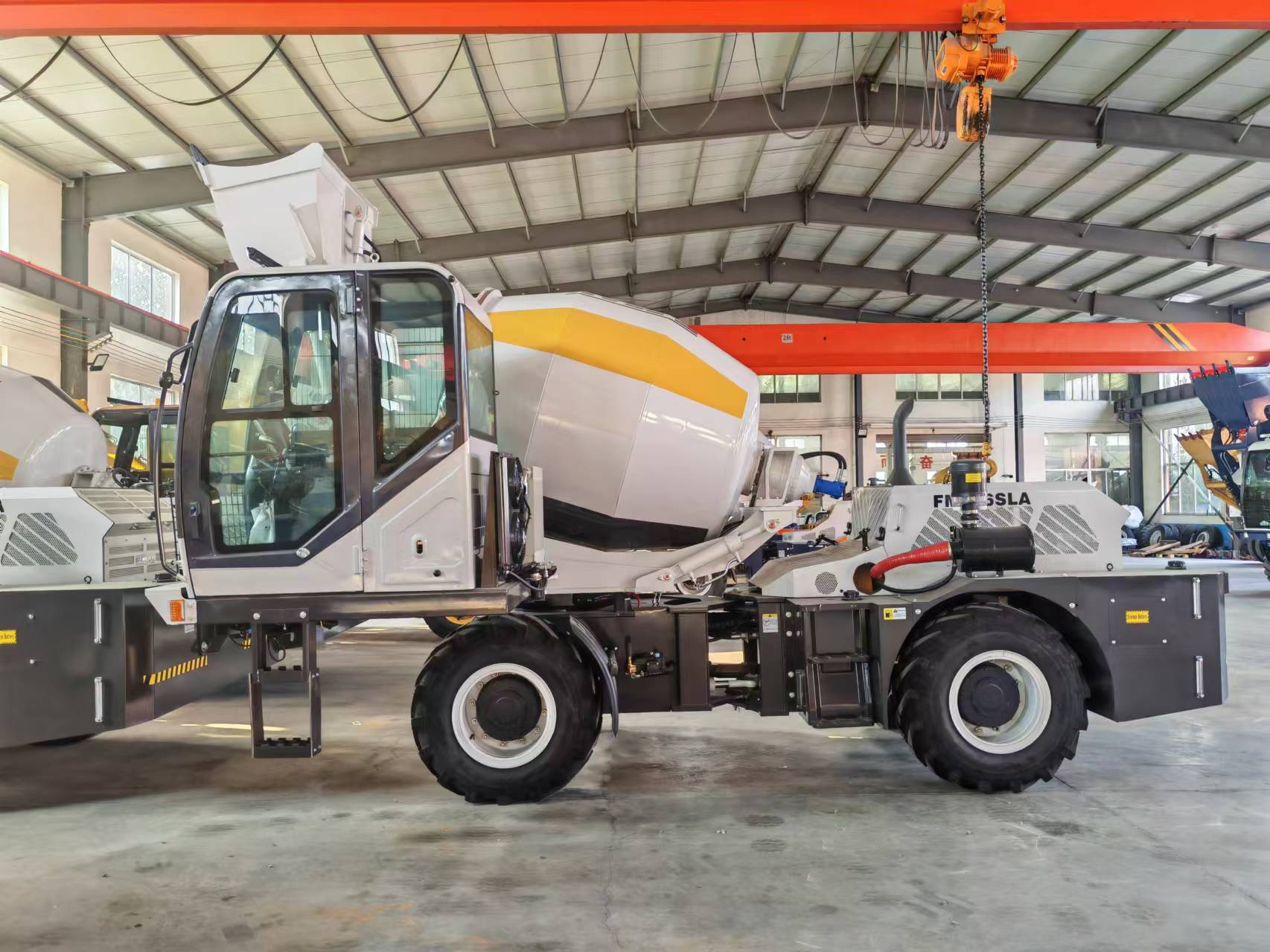 2.6m³ 자가 적재 콘크리트 믹서 트럭, 고성능 고효 - Heavy Equipment Mixer 리뷰 및 가격