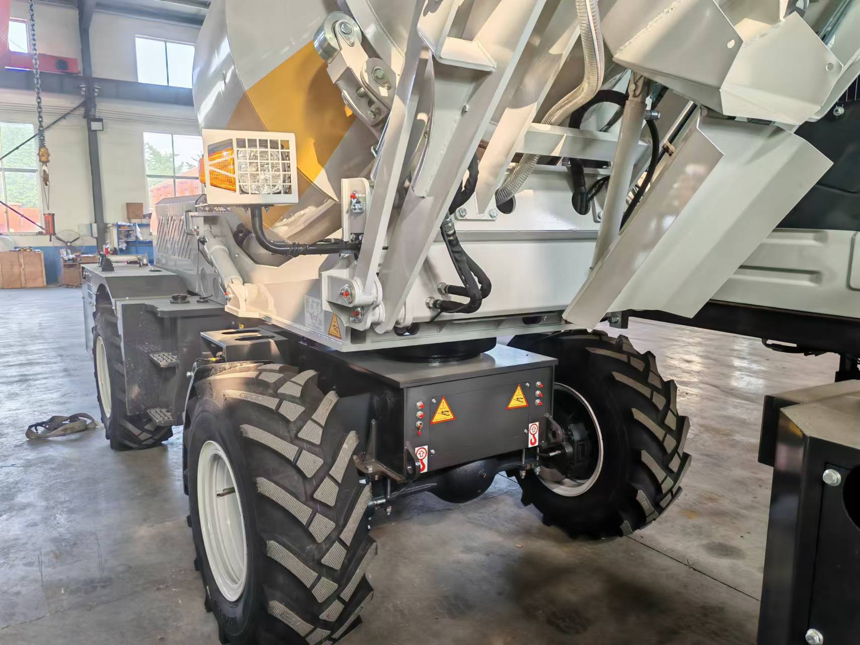 2.6m³ 자가 적재 콘크리트 믹서 트럭, 고성능 고효 - Heavy Equipment Mixer 리뷰 및 가격